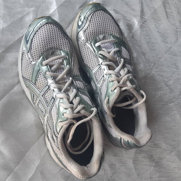 Asics SZ 8.5 Women's Running Shoes White With Soft Aqua Green Trim - Picture 1 of 13